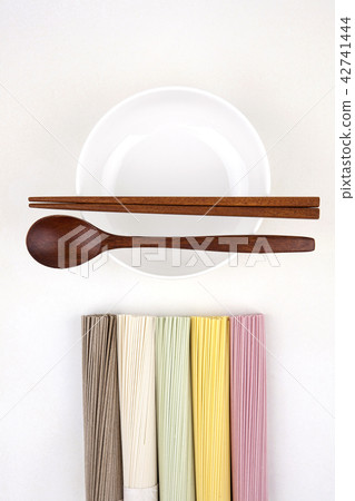 白麵條和白碗和餐具套裝 白麵條和白碗和餐具套裝 42741444
