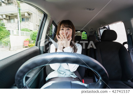 A woman meeting a traffic accident 42741537