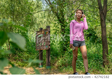 運動豐富的女性 42742182