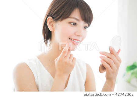 A clean dental woman 42742302