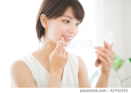 A clean dental woman 42742303