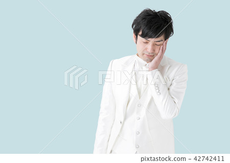 Troubled groom 42742411