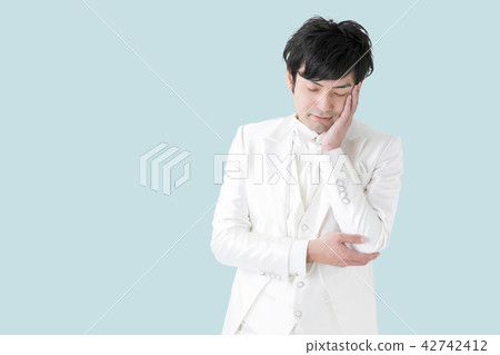 Troubled groom 42742412