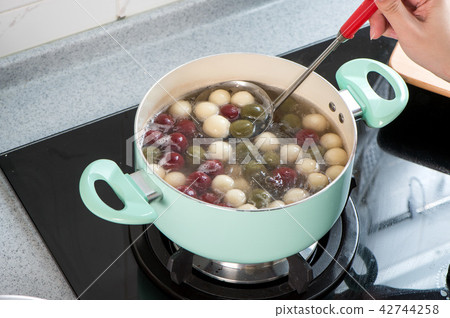 Three-color dumplings, seeing the dumplings, seeing the dumplings, making the process, Japanese Dango, seeing the scorpion, seeing the scorpion and the fruit. 42744258