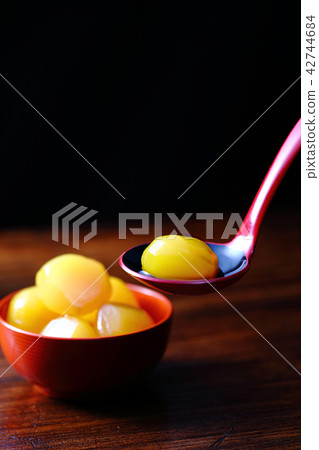 Sweet-baked chestnuts Sweet-baked chestnuts 42744684