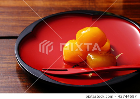 Sweet-baked chestnuts Sweet-baked chestnuts 42744687
