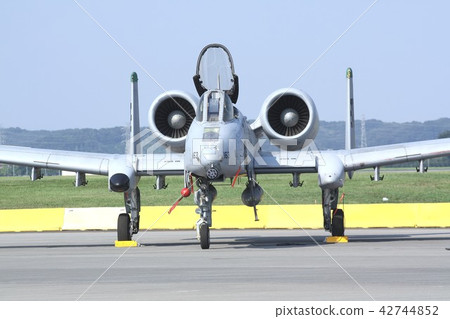 美國空軍A-10 Thunderbolt II地面攻擊機停在日本美軍的橫田基地 美國空軍A-10 Thunderbolt II地面攻擊機停在日本美軍的橫田基地 42744852
