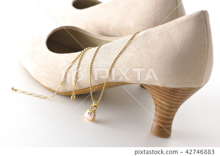 Pumps and necklace 42746883