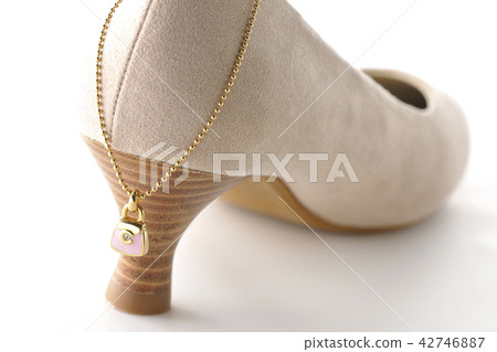 Pumps and necklace 42746887