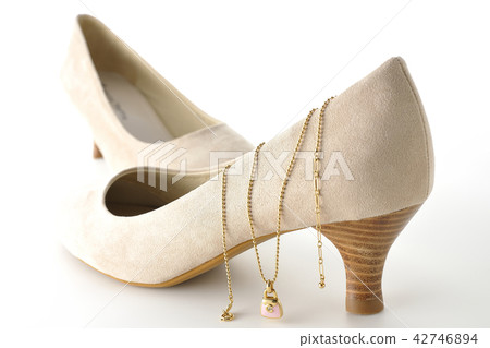 Pumps and necklace Pumps and necklace 42746894