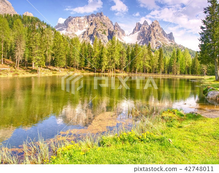 Amazing view of Lago Di Antorno bellow Tre Cime 42748011