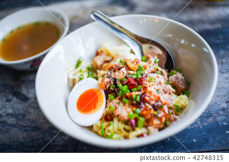 dried yellow noodle pork bone with soup 42748315
