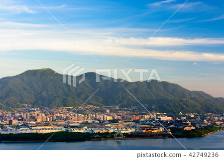 櫻倉山和工業城市之間的黃昏[福岡縣北九州市] 42749236