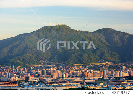Dusk between Mt. Sarakura and an industrial city [Kitakyushu City, Fukuoka Prefecture] 42749237