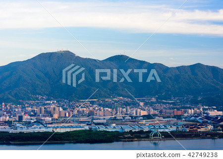 櫻倉山和工業城市之間的黃昏[福岡縣北九州市] 42749238