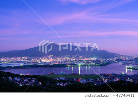Mt. Sarakura and city night view [Kitakyushu City, Fukuoka Prefecture] 42749411