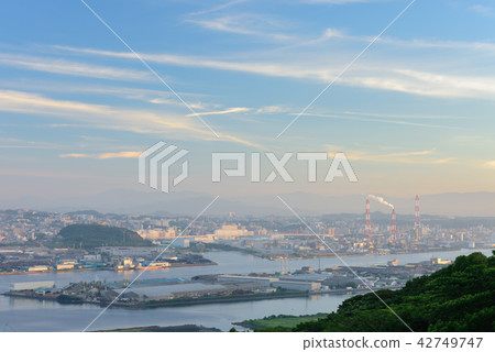 Dusk of an industrial city [Kitakyushu City, Fukuoka Prefecture] 42749747