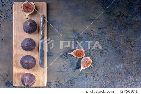 Figs and a knife on a cutting board. Close-up. Figs and a knife on a cutting board. Close-up. 42750971