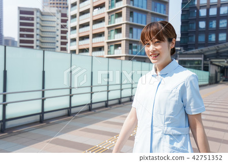 護士走出屋外 護士走出屋外 42751352