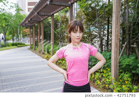 Women training outdoors 42751793