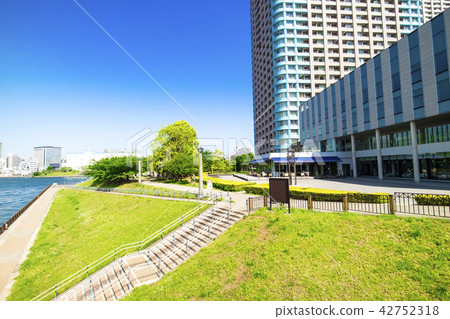 Terrace on the waterside tower apartment 42752318