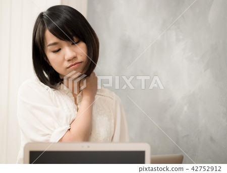 unhealthy female in white top with pain in neck 42752912