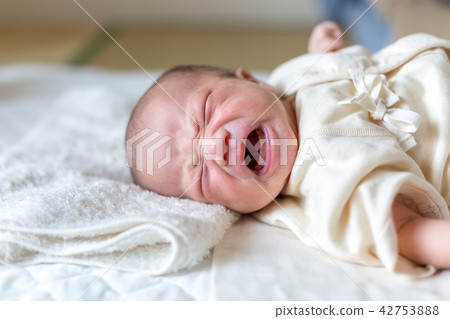 新生兒哭了 42753888