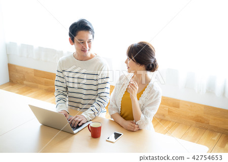 Couple lifestyle 42754653