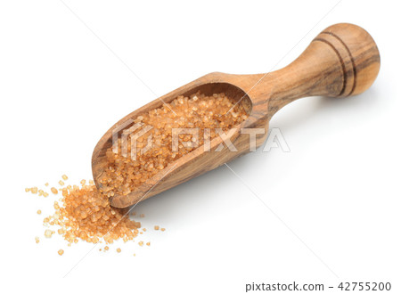 Brown sugar in wooden scoop 42755200