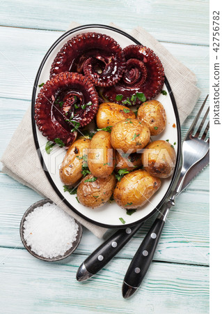 Grilled octopus with small potatoes 42756782