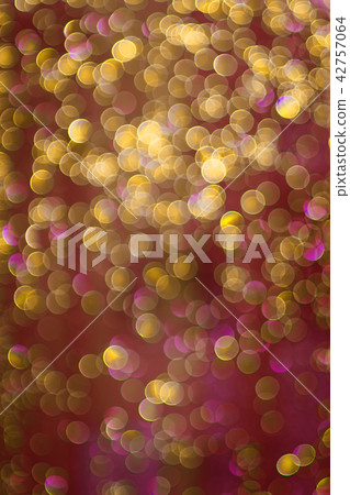 gold-purpur abstract bokeh: water on glass 42757064