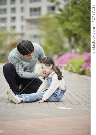 女兒，爸爸，孩子，每天，受傷，疼痛，眼淚，哭泣，擔心 42757135
