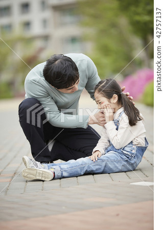 女兒，爸爸，孩子，每天，受傷，疼痛，眼淚，哭泣，擔心 42757137