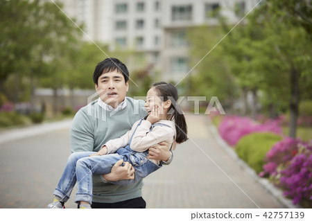 女兒，爸爸，孩子，每天，受傷，疼痛，眼淚，哭泣，擔心 42757139