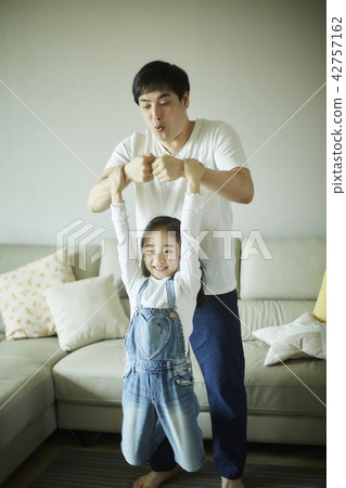 爸爸，女兒，假期，休息，休閒，日常，生活方式，玩耍 42757162