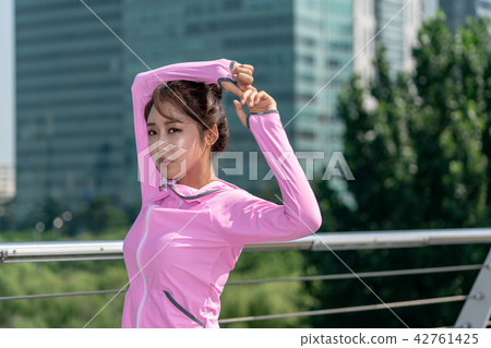 運動豐富的女性 運動豐富的女性 42761425