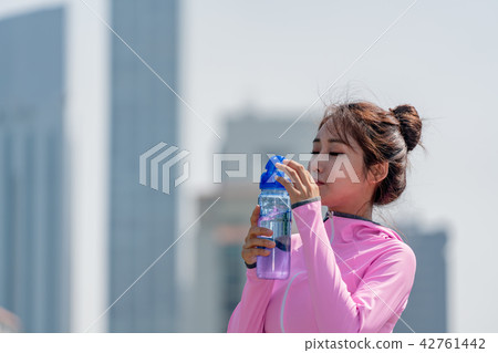 運動豐富的女性 運動豐富的女性 42761442