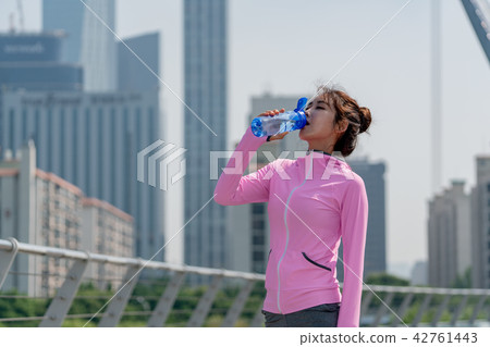 運動豐富的女性 運動豐富的女性 42761443