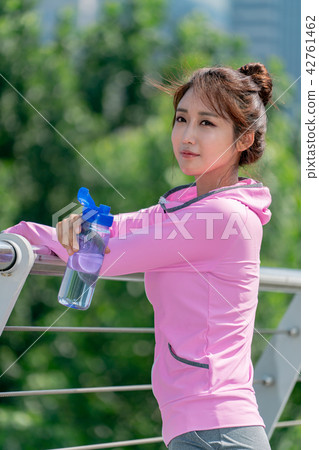 運動豐富的女性 運動豐富的女性 42761462
