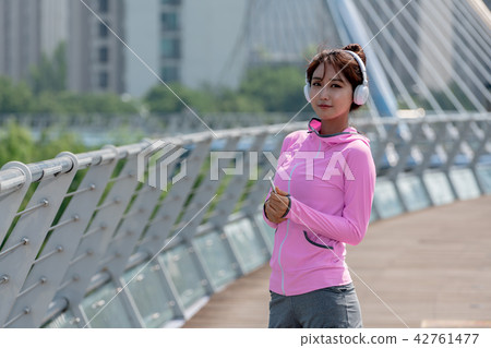 運動豐富的女性 運動豐富的女性 42761477