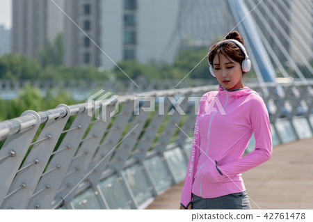 運動豐富的女性 運動豐富的女性 42761478