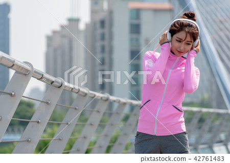 運動豐富的女性 運動豐富的女性 42761483