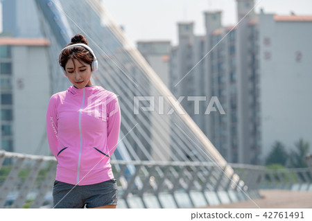 運動豐富的女性 運動豐富的女性 42761491
