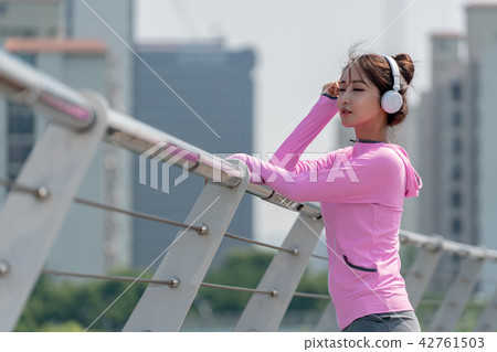 運動豐富的女性 運動豐富的女性 42761503