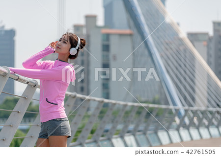 運動豐富的女性 運動豐富的女性 42761505
