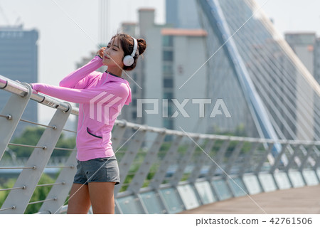 運動豐富的女性 運動豐富的女性 42761506