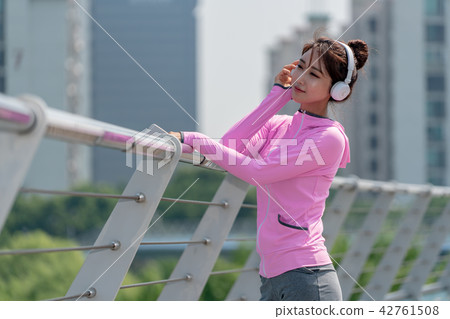 運動豐富的女性 運動豐富的女性 42761508