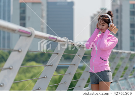 運動豐富的女性 運動豐富的女性 42761509