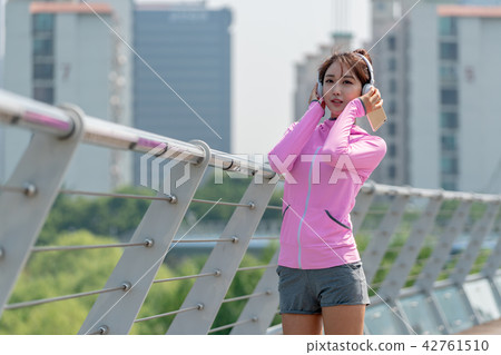 運動豐富的女性 運動豐富的女性 42761510