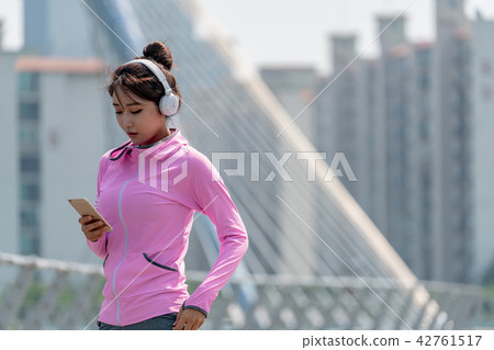運動豐富的女性 運動豐富的女性 42761517